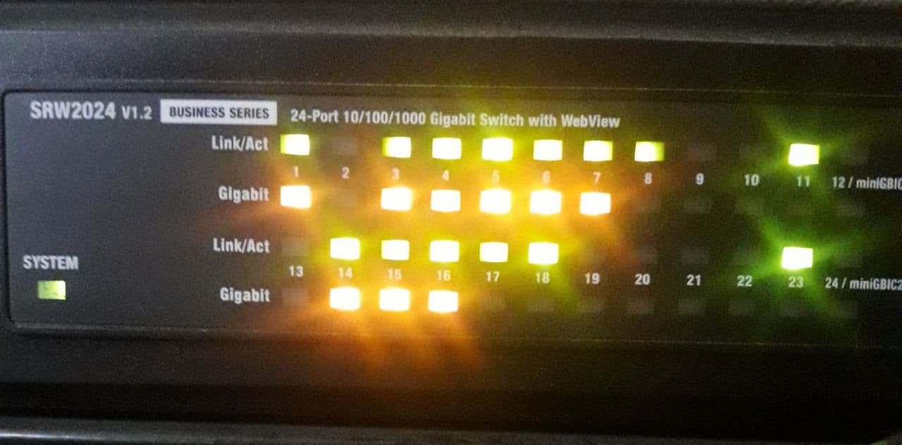 switch_linksys_srw2024.jpg